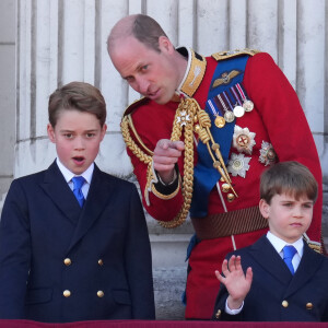 Mais aussi : "Il devra également répondre aux demandes de renseignements des médias sur les questions relatives au Prince et à la Princesse et à leur famille". 
Le prince William, prince de Galles, le prince George, le prince Louis - Les membres de la famille royale britannique au balcon du Palais de Buckingham lors de la parade militaire "Trooping the Colour" à Londres le 15 juin 2024 © Julien Burton / Bestimage 