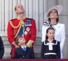 Comme l'a remarqué "Hello", Kate Middleton et le prince William souhaitent visiblement la renforcer. En effet, le couple recherche à ce jour un responsable de la communication.
Le prince George, le prince Louis, la princesse Charlotte, le prince William, prince de Galles et Catherine Kate Middleton, princesse de Galles - Les membres de la famille royale britannique au balcon du Palais de Buckingham lors de la parade militaire "Trooping the Colour" à Londres le 15 juin 2024 © Julien Burton / Bestimage 