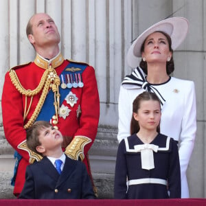 Comme l'a remarqué "Hello", Kate Middleton et le prince William souhaitent visiblement la renforcer. En effet, le couple recherche à ce jour un responsable de la communication.
Le prince George, le prince Louis, la princesse Charlotte, le prince William, prince de Galles et Catherine Kate Middleton, princesse de Galles - Les membres de la famille royale britannique au balcon du Palais de Buckingham lors de la parade militaire "Trooping the Colour" à Londres le 15 juin 2024 © Julien Burton / Bestimage 