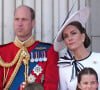 Le prince William et son épouse Kate Middleton recrutent !
Le prince William, prince de Galles, Catherine Kate Middleton, princesse de Galles, le prince George, le prince Louis et la princesse Charlotte - Les membres de la famille royale britannique au balcon du Palais de Buckingham lors de la parade militaire "Trooping the Colour" à Londres  © Julien Burton / Bestimage 