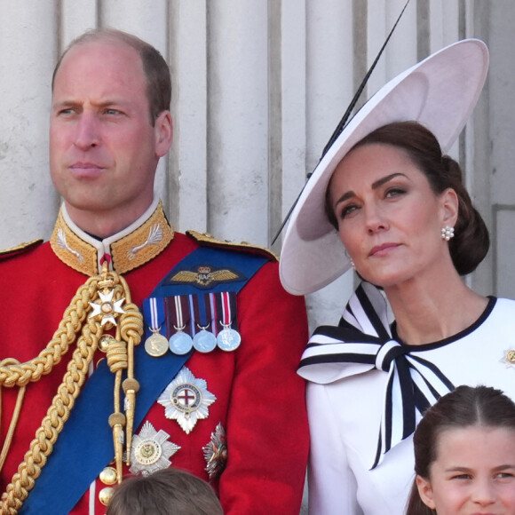 Le prince William et son épouse Kate Middleton recrutent !
Le prince William, prince de Galles, Catherine Kate Middleton, princesse de Galles, le prince George, le prince Louis et la princesse Charlotte - Les membres de la famille royale britannique au balcon du Palais de Buckingham lors de la parade militaire "Trooping the Colour" à Londres  © Julien Burton / Bestimage 