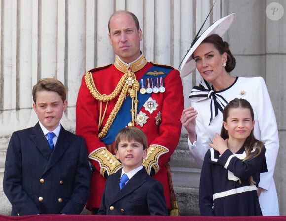 Le prince George, le prince Louis, la princesse Charlotte, le prince William, prince de Galles et Catherine Kate Middleton, princesse de Galles - Les membres de la famille royale britannique au balcon du Palais de Buckingham lors de la parade militaire "Trooping the Colour" à Londres le 15 juin 2024 © Julien Burton / Bestimage 