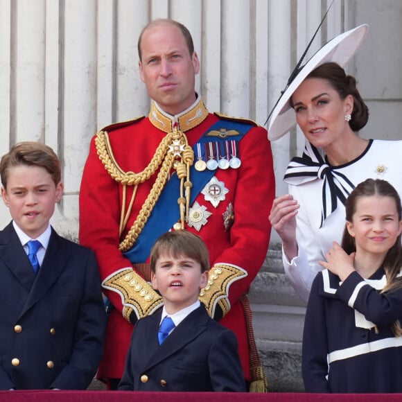 Le prince George, le prince Louis, la princesse Charlotte, le prince William, prince de Galles et Catherine Kate Middleton, princesse de Galles - Les membres de la famille royale britannique au balcon du Palais de Buckingham lors de la parade militaire "Trooping the Colour" à Londres le 15 juin 2024 © Julien Burton / Bestimage 