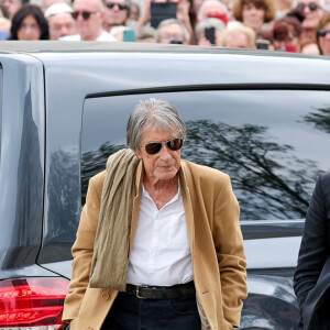 Jacques Dutronc et son fils Thomas Dutronc - Arrivées aux obsèques de l'auteure-compositrice-interprète et actrice française Françoise Hardy au crématorium du cimetière du Père-Lachaise à Paris, France, le 20 juin 2024. © Jacovides-Moreau/Bestimage