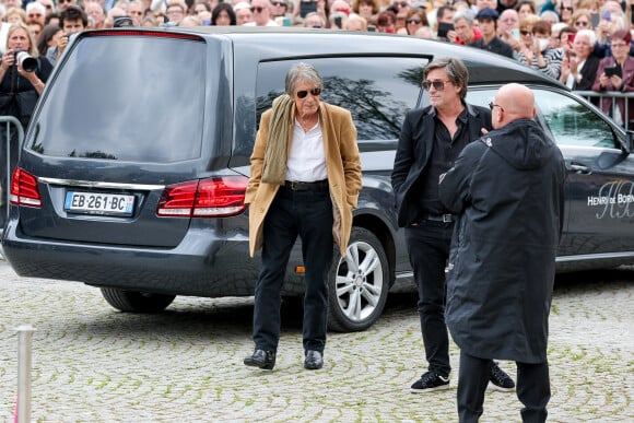 Jacques Dutronc et son fils Thomas Dutronc - Arrivées aux obsèques de l'auteure-compositrice-interprète et actrice française Françoise Hardy au crématorium du cimetière du Père-Lachaise à Paris, France, le 20 juin 2024. © Jacovides-Moreau/Bestimage