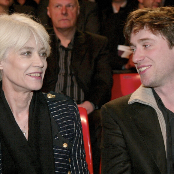 Françoise Hardy et son fils Thomas Dutronc lors des Victoires de la musique en 2005