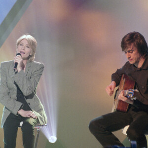 ( Info : Françoise Hardy est morte à 80 ans) - Archives - No Web -En France, à Paris, sur le plateau de l'émission "MTV'S French Link", Françoise HARDY accompagnée à la guitare par son fils Thomas DUTRONC  