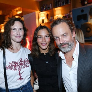 L'air de famille saute rapidement aux yeux. Suzanne Lévy est la fille de Justine Lévy et Patrick Mille mais aussi bel et bien la petite-fille de Bernard-Henri Lévy.
Exclusif - Justine Lévy et sa fille Suzanne, Patrick Mille - 3ème édition du prix Méduse à l'hôtel Grand Amour à Paris. Avec son roman "Alors c'est bien" (L'arbalete, Gallimard), C. Melois a remporté cette troisième édition, première récompense de la rentrée littéraire 2023. © Rachid Bellak/Bestimage