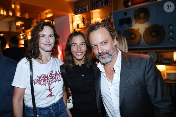 L'air de famille saute rapidement aux yeux. Suzanne Lévy est la fille de Justine Lévy et Patrick Mille mais aussi bel et bien la petite-fille de Bernard-Henri Lévy.
Exclusif - Justine Lévy et sa fille Suzanne, Patrick Mille - 3ème édition du prix Méduse à l'hôtel Grand Amour à Paris. Avec son roman "Alors c'est bien" (L'arbalete, Gallimard), C. Melois a remporté cette troisième édition, première récompense de la rentrée littéraire 2023. © Rachid Bellak/Bestimage