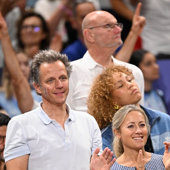 Anne-Sophie Lapix et son mari Arthur Sadoun dans les tribunes de la finale Hommes "France vs Pologne" de volley-ball lors des Jeux Olympiques Paris 2024. Le 10 août © P.Perusseau-D.Jacovides / Bestimage