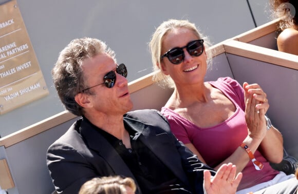 Anne-Sophie Lapix et son mari Arthur Sadoun - Célébrités dans les tribunes des Internationaux de France de tennis de Roland Garros 2024 à Paris le 7 juin. © Jacovides-Moreau/Bestimage