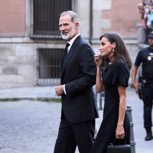 Naturellement, Letizia d'Espagne et le roi Felipe VI ont assisté aux funérailles du défunt qui furent organisées à la cathédrale Castrense à Madrid
Le roi Felipe VI et la reine Letizia - Arrivées de la famille royale d'Espagne aux obsèques de Juan Gomez-Acebo en la cathédrale Castrense à Madrid. Le 8 septembre 2024 