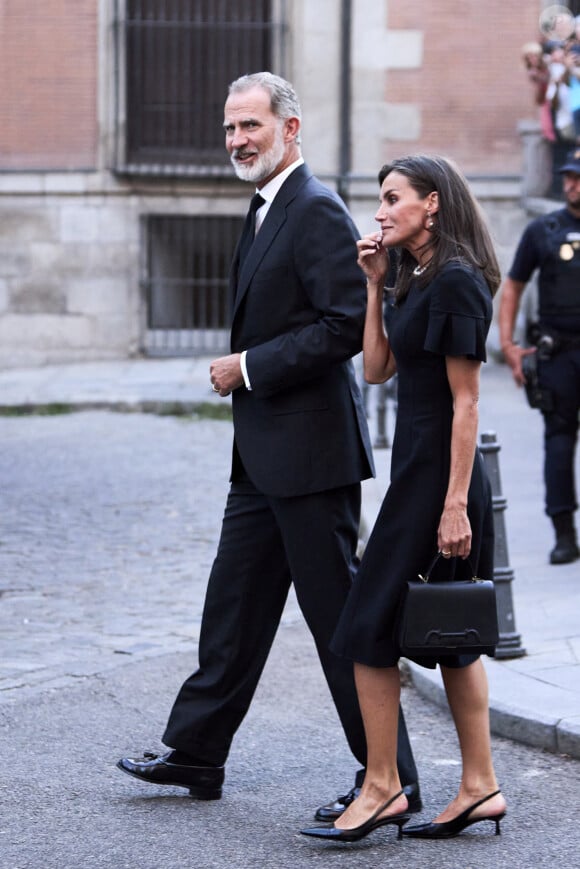 Naturellement, Letizia d'Espagne et le roi Felipe VI ont assisté aux funérailles du défunt qui furent organisées à la cathédrale Castrense à Madrid
Le roi Felipe VI et la reine Letizia - Arrivées de la famille royale d'Espagne aux obsèques de Juan Gomez-Acebo en la cathédrale Castrense à Madrid. Le 8 septembre 2024 