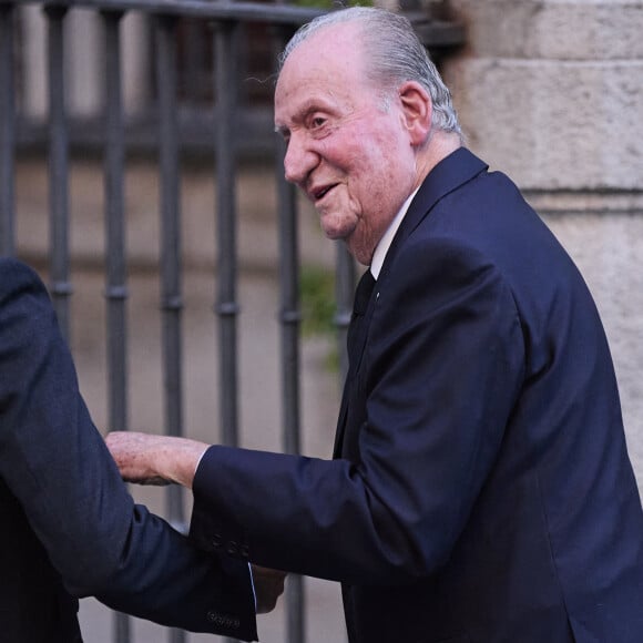 Le roi Juan Carlos - Arrivées de la famille royale d'Espagne aux obsèques de Juan Gomez-Acebo en la cathédrale Castrense à Madrid. Le 8 septembre 2024 