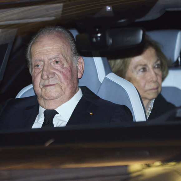 Le roi émérite Juan Carlos et son épouse, la reine Sofia étaient aussi présents. 
Le roi Juan Carlos et la reine Sofia - La famille royale d'Espagne à la sortie des obsèques de Juan Gomez-Acebo en la cathédrale Castrense à Madrid. Le 8 septembre 2024 