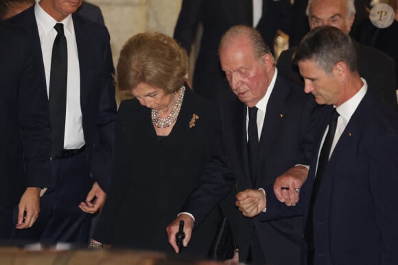 La reine Sofia et le roi Juan Carlos - La famille royale d'Espagne à la sortie des obsèques de Juan Gomez-Acebo en la cathédrale Castrense à Madrid. Le 8 septembre 2024 