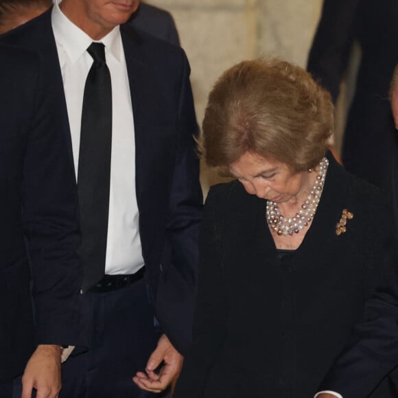 La reine Sofia et le roi Juan Carlos - La famille royale d'Espagne à la sortie des obsèques de Juan Gomez-Acebo en la cathédrale Castrense à Madrid. Le 8 septembre 2024 