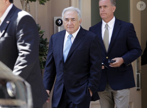 Le directeur du Fonds monétaire international, Dominique Strauss-Kahn, sort de l'endroit où il est assigné à résidence au 153 Franklin Street pour une comparution au tribunal à New York, NY, USA. Photo par John Angelillo/UPI/ABACAPRESS.COM