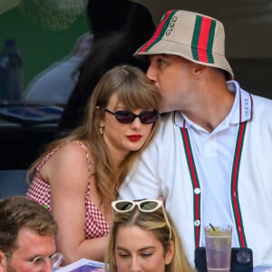 Taylor Swift et Travis Kelce s'embrassent pendant que l'Italien Jannik Sinner et Taylor Fritz jouent la finale du simple masculin dans le stade Arthur Ashe lors des Championnats de tennis US Open 2024 au USTA Billie Jean King National Tennis Center à New York. Photo par David Lobel/INSTARimages/ABACAPRESS.COM