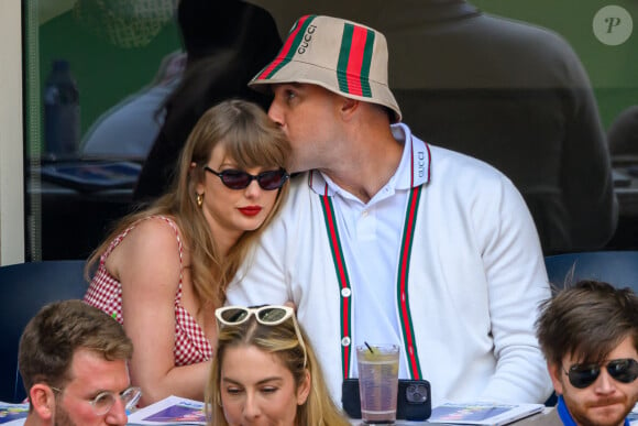 Taylor Swift et Travis Kelce s'embrassent pendant que l'Italien Jannik Sinner et Taylor Fritz jouent la finale du simple masculin dans le stade Arthur Ashe lors des Championnats de tennis US Open 2024 au USTA Billie Jean King National Tennis Center à New York. Photo par David Lobel/INSTARimages/ABACAPRESS.COM