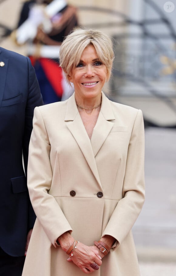 D'après le magazine "ELLE", Brigitte Macron a interprété son propre rôle "avec ses propres habits sans qu'aucune consigne vestimentaire particulière ne lui ait été donnée", apprend-on.
Emmanuel Macron, Président de la République Française, et la Première dame Brigitte Macron, accueillent les chefs d'Etat et de gouvernement présents à Paris pour la cérémonie d'ouverture des Jeux Olympiques de Paris 2024 (JO). Paris, le 26 juillet 2024. © Dominique Jacovides - Pierre Perusseau / Bestimage