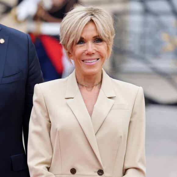 D'après le magazine "ELLE", Brigitte Macron a interprété son propre rôle "avec ses propres habits sans qu'aucune consigne vestimentaire particulière ne lui ait été donnée", apprend-on.
Emmanuel Macron, Président de la République Française, et la Première dame Brigitte Macron, accueillent les chefs d'Etat et de gouvernement présents à Paris pour la cérémonie d'ouverture des Jeux Olympiques de Paris 2024 (JO). Paris, le 26 juillet 2024. © Dominique Jacovides - Pierre Perusseau / Bestimage