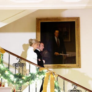 Le président Emmanuel Macron et sa femme Brigitte Macron lors de leur arrivée au dîner d'état à la Maison Blanche offert par le président des Etats-Unis à l'occasion de la visite d'état du président français et de la première dame le 1er décembre 2022. © Dominique Jacovides / Bestimage 