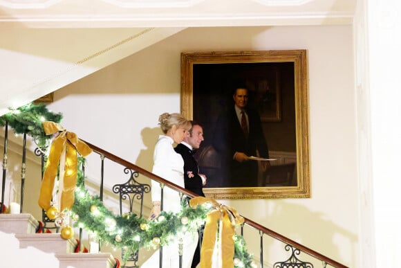 Le président Emmanuel Macron et sa femme Brigitte Macron lors de leur arrivée au dîner d'état à la Maison Blanche offert par le président des Etats-Unis à l'occasion de la visite d'état du président français et de la première dame le 1er décembre 2022. © Dominique Jacovides / Bestimage 