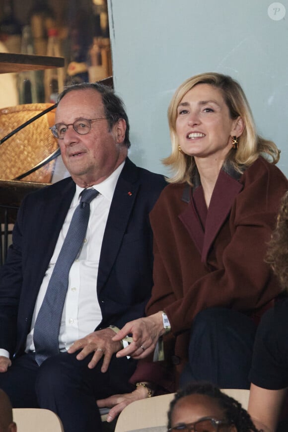 François Hollande et sa femme Julie Gayet assistent au match opposant C. Alcaraz à S. Tsitsipas lors des Internationaux de France de tennis de Roland Garros 2024 à Paris le 4 juin 2024. © Jacovides-Moreau/Bestimage 