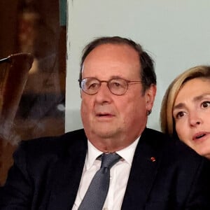 François Hollande et sa femme Julie Gayet assistent au match opposant C. Alcaraz à S. Tsitsipas lors des Internationaux de France de tennis de Roland Garros 2024 à Paris le 4 juin 2024. © Jacovides-Moreau/Bestimage 