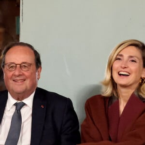 François Hollande et sa femme Julie Gayet assistent au match opposant C. Alcaraz à S. Tsitsipas lors des Internationaux de France de tennis de Roland Garros 2024 à Paris le 4 juin 2024. © Jacovides-Moreau/Bestimage 