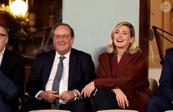 François Hollande et sa femme Julie Gayet assistent au match opposant C. Alcaraz à S. Tsitsipas lors des Internationaux de France de tennis de Roland Garros 2024 à Paris le 4 juin 2024. © Jacovides-Moreau/Bestimage 