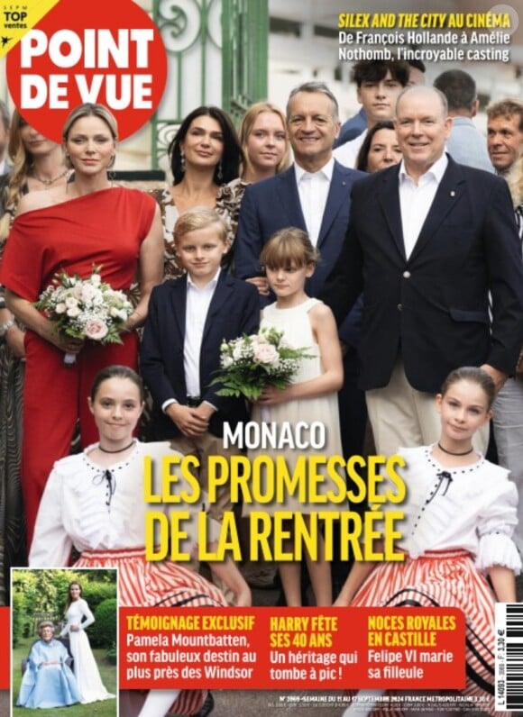 Pour "Point de Vue", Albert II de Monaco en a dit davantage quant aux activités extra-scolaires de sa progéniture : "Nos enfants commencent à toucher un peu à tous les sports".
Albert II de Monaco mis à l'honneur avec son clan dans les colonnes de "Point de vue".