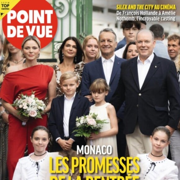 Pour "Point de Vue", Albert II de Monaco en a dit davantage quant aux activités extra-scolaires de sa progéniture : "Nos enfants commencent à toucher un peu à tous les sports".
Albert II de Monaco mis à l'honneur avec son clan dans les colonnes de "Point de vue".