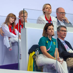 Et de compléter : "D'ailleurs c'est formidable ! Jacques pratique le taekwondo et Gabriella un peu de gymnastique. "Ils nagent d'ailleurs tous les deux très bien et ont fait l'initiation à l'escrime, au tennis et au volley-ball".
Le prince Albert II de Monaco, la princesse Charlène de Monaco, et leurs enfants, le prince Jacques de Monaco, marquis des Baux, et la princesse Gabriella de Monaco, comtesse de Carladès avec la princesse Anne et son mari Timothy Laurence en tribunes lors du match de Rugby à 7opposant la France à l'Afrique du Sud (19-5) lors des Jeux Olympiques (JO) de Paris 2024, au stade de France, à Sain t-Denis, Sein e Saint-Denis, le 27 juillert 2024. © Jacovides-Perusseau/Bestimage 