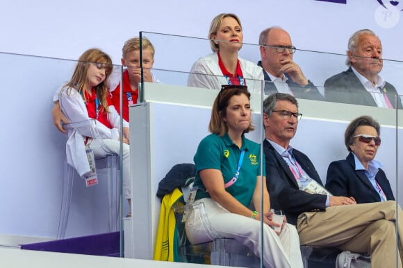 Et de compléter : "D'ailleurs c'est formidable ! Jacques pratique le taekwondo et Gabriella un peu de gymnastique. "Ils nagent d'ailleurs tous les deux très bien et ont fait l'initiation à l'escrime, au tennis et au volley-ball".
Le prince Albert II de Monaco, la princesse Charlène de Monaco, et leurs enfants, le prince Jacques de Monaco, marquis des Baux, et la princesse Gabriella de Monaco, comtesse de Carladès avec la princesse Anne et son mari Timothy Laurence en tribunes lors du match de Rugby à 7opposant la France à l'Afrique du Sud (19-5) lors des Jeux Olympiques (JO) de Paris 2024, au stade de France, à Sain t-Denis, Sein e Saint-Denis, le 27 juillert 2024. © Jacovides-Perusseau/Bestimage 