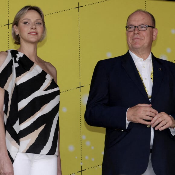 Le prince Albert II de Monaco et la princesse Charlene - Le prince Albert II de Monaco et la princesse Charlene ont donné le départ de la dernière étape du Tour de France 2024 © Claudia Albuquerque/Bestimage 