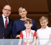 Le prince Albert II de Monaco et son épouse la princesse Charlene, sont très impliqués dans l'éducation de leurs deux enfants : Jacques et Gabriella.
Exclusif Le prince Albert II de Monaco , la princesse Charlene, le prince Jacques et la princesse Gabriella - La famille princière de Monaco assiste au match de l'Afrique du Sud (qui a remporté son match) lors du tournoi de qualification de rugby à 7 pour les JO au Stade Louis II à Monaco © Claudia Albuquerque / Bestimage 