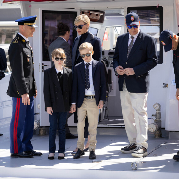 En décembre prochain, les célèbres jumeaux fêteront leurs dix ans.
Le prince Albert II de Monaco et la princesse Charlène de Monaco assistent avec leurs enfants, le prince Jacques de Monaco, marquis des Baux, et la princesse Gabriella de Monaco, comtesse de Carladès, au baptême et à la bénédiction du nouveau bateau de sauvetage des sapeurs-pompiers monégasques, baptisé "Prince Jacques". Monaco, le 4 mai 2024. © Olivier Huitel/Pool Monaco/Bestimage 