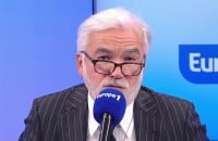 Très ému, Pascal Praud rend hommage à Didier Roustan en direct sur Europe 1