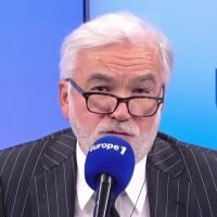 "C'était le premier..." : Pascal Praud apprend avec émotion en direct la disparition de Didier Roustan (VIDEO)