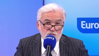 "C'était le premier..." : Pascal Praud apprend avec émotion en direct la disparition de Didier Roustan (VIDEO)