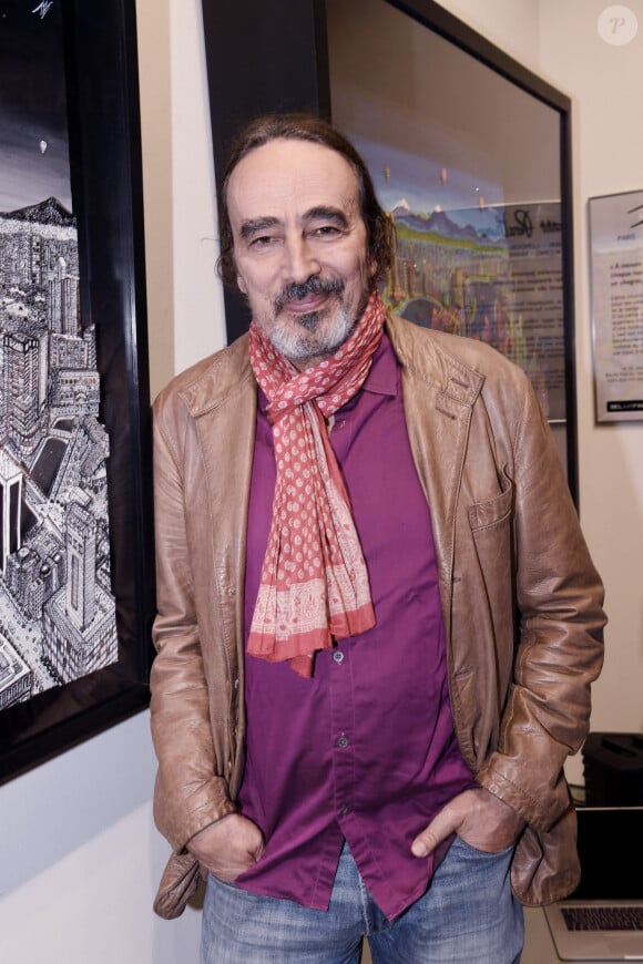 Exclusif - Didier Roustan lors du vernissage de l'exposition "Vue du ciel" de l'artiste 3D Johann Perathoner au Royal Monceau-Raffles Paris le 20 avril 2022. P© Rachid Bellak / Bestimage