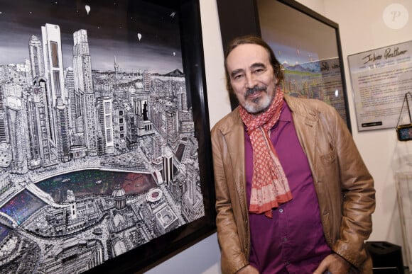 Rétro - Décès du journaliste Didier Roustan à l'âge de 66 ans - Exclusif - Didier Roustan lors du vernissage de l'exposition "Vue du ciel" de l'artiste 3D Johann Perathoner au Royal Monceau-Raffles Paris le 20 avril 2022. © Rachid Bellak / Bestimage 