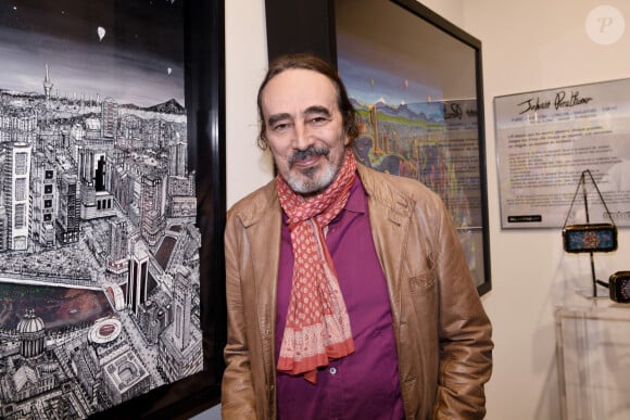 Rétro - Décès du journaliste Didier Roustan à l'âge de 66 ans - Exclusif - Didier Roustan lors du vernissage de l'exposition "Vue du ciel" de l'artiste 3D Johann Perathoner au Royal Monceau-Raffles Paris le 20 avril 2022. © Rachid Bellak / Bestimage 