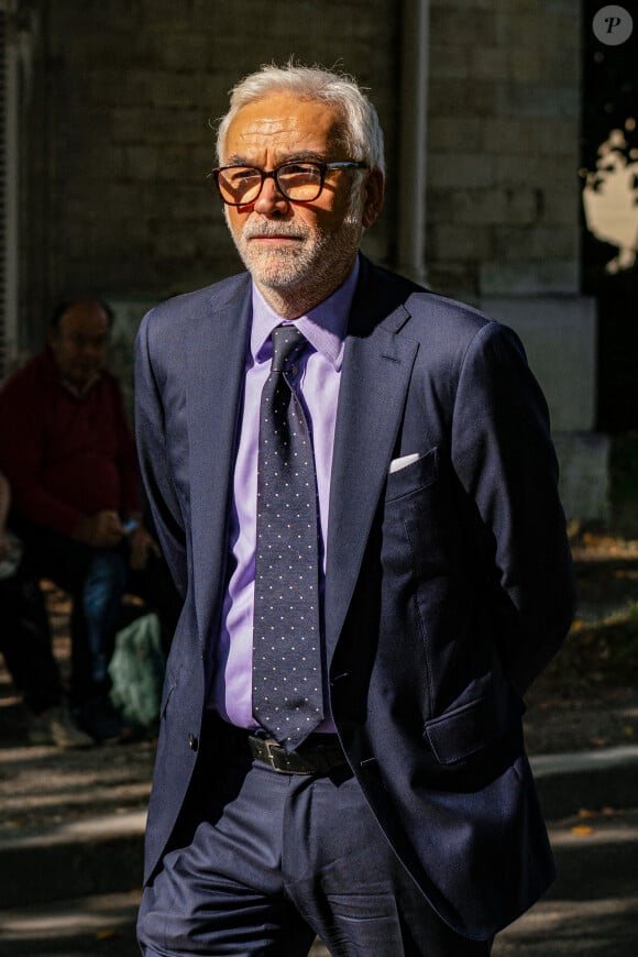 Pascal Praud - Obsèques du journaliste Jean-Pierre Elkabbach au cimetière du Montparnasse dans le 14ème arrondissement de Paris, France, le 6 octobre 2023. © Pierre Perusseau/Bestimage