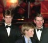 Il a traversé des épreuves comme la disparition de sa mère en 1997
Le Prince Harry avec son frère William et son père Charles en 1997