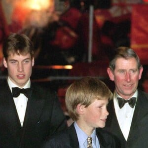 Il a traversé des épreuves comme la disparition de sa mère en 1997
Le Prince Harry avec son frère William et son père Charles en 1997