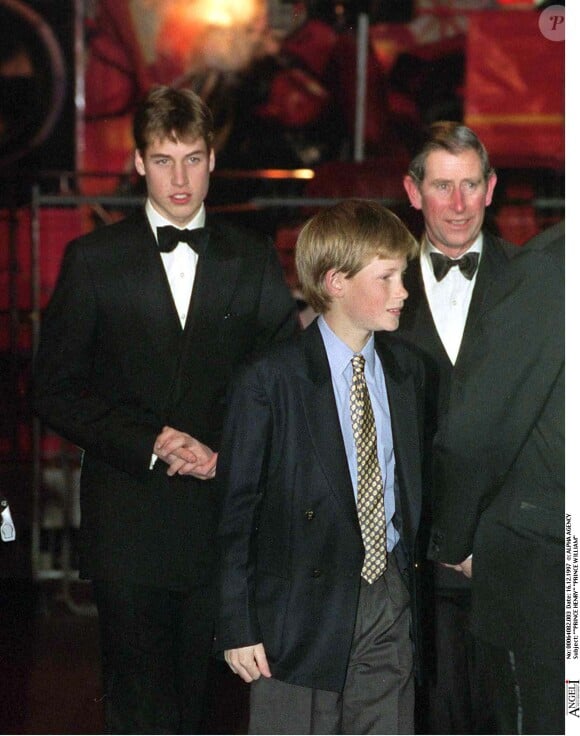 Il a traversé des épreuves comme la disparition de sa mère en 1997
Le Prince Harry avec son frère William et son père Charles en 1997