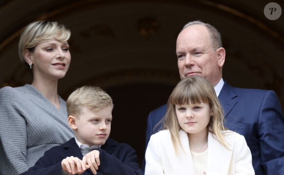 Le prince Albert II de Monaco, la princesse Charlène de Monaco et leurs enfants, le prince Jacques de Monaco, marquis des Baux, et la princesse Gabriella de Monaco, comtesse de Carladès - Le prince de Monaco fête son anniversaire (66 ans) en famille sur la Place du Palais princier de Monaco, le 14 mars 2024. © Claudia Albuquerque/Bestimage